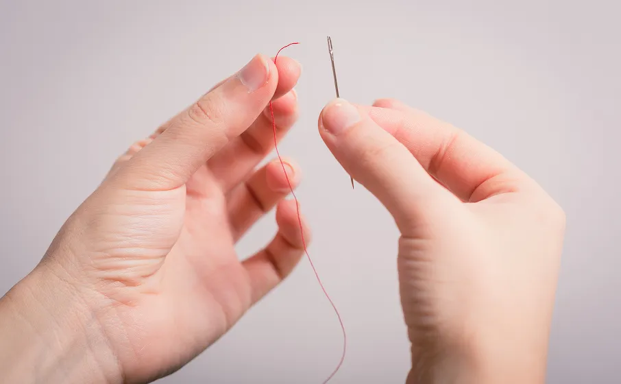 針を通す手
